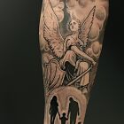 Tatuaż męski na przedramieniu anioła z rodziną