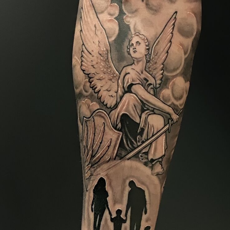 Tatuaż  męski na przedramieniu anioła z rodziną w motywie pozostałe i stylu graficzne / ilustracyjne na przedramieniu