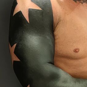 Tatuaż Tatuaż czarny rękaw na bicepsie motyw: rękawy styl: blackwork / blackout