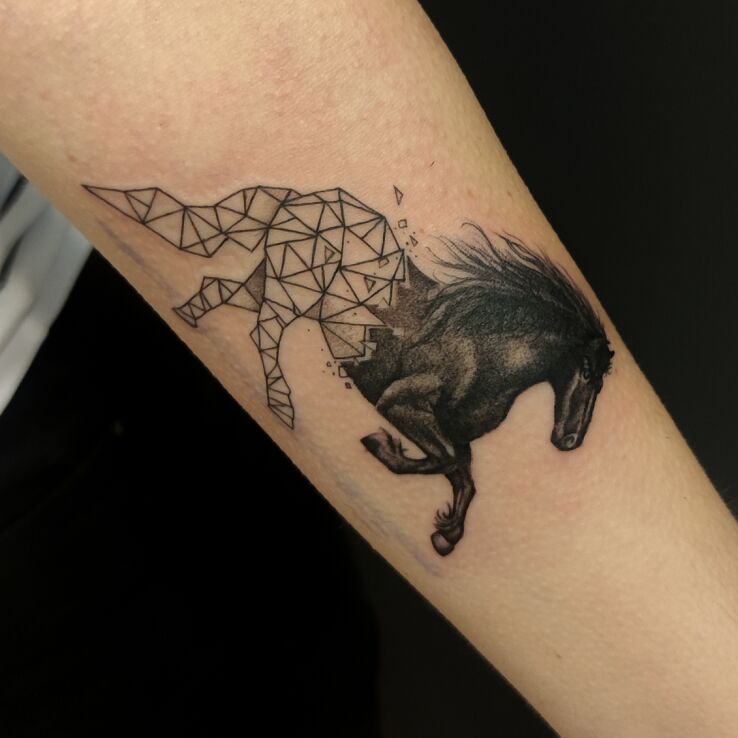 Tatuaż  damski na przedramieniu koń geometryczny pół realistyczny w motywie natura i stylu geometryczne na przedramieniu
