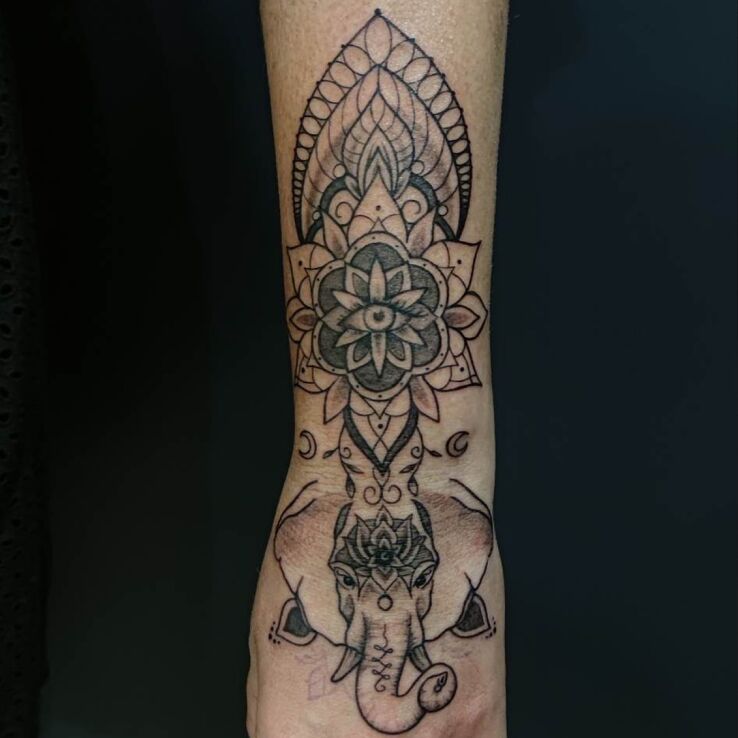 Tatuaż  damski mandala kwiat lotosu słoń w motywie zwierzęta i stylu geometryczne na dłoni