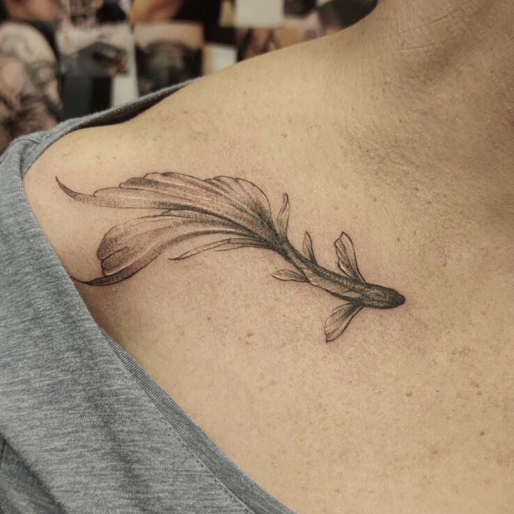 Tatuaż  damski na obojczyku ryba w motywie natura i stylu realistyczne na obojczyku