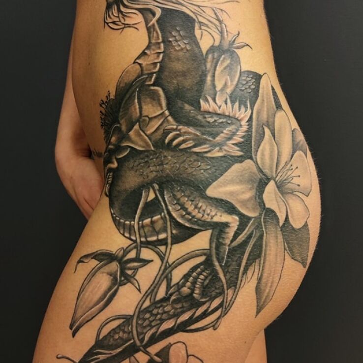 Tatuaż  damski smok z kwiatami na boku w motywie seksowne i stylu graficzne / ilustracyjne w miejscu intymnym