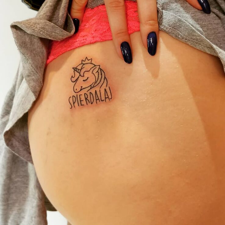 Tatuaż  damski na pośladku jednorożec w motywie zwierzęta i stylu graficzne / ilustracyjne na pośladkach