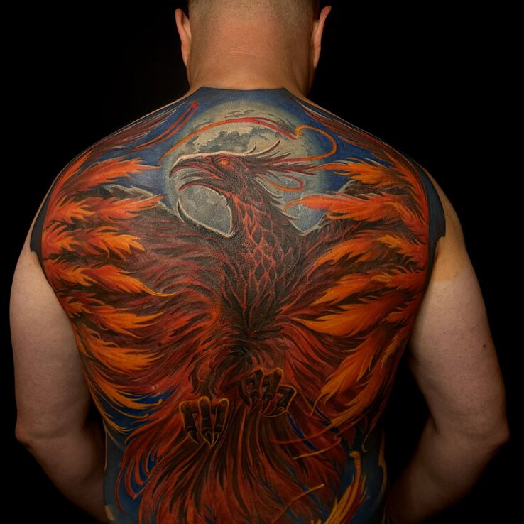 Tatuaż  na plecach męski feniks w motywie fantasy i stylu newschool na plecach