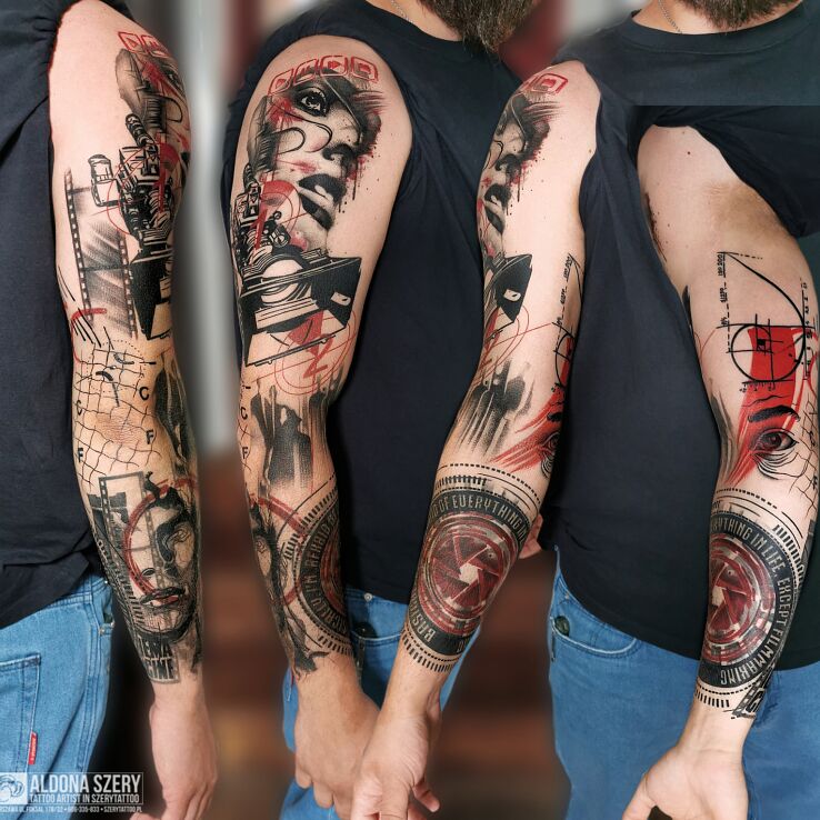 Tatuaż rękawek filmowy w motywie pozostałe i stylu trash polka na ramieniu