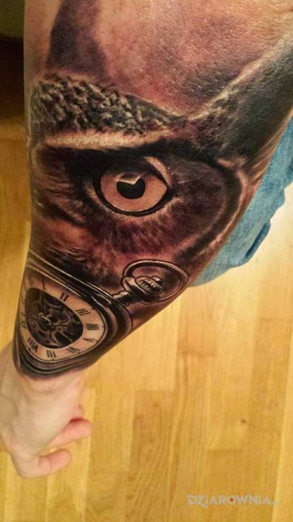 Tatuaż sowa i zegar cz2 w motywie zwierzęta i stylu realistyczne na przedramieniu