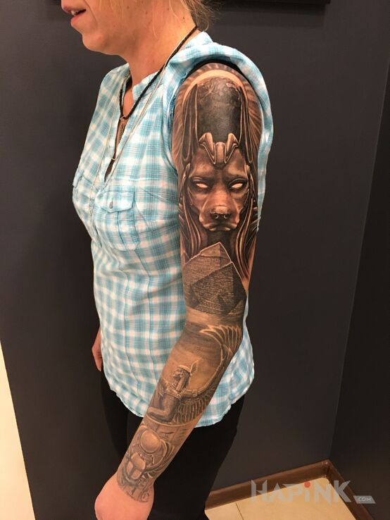 Tattoo Tatuaż damski rękaw motyw egipski anubis piramidy isis skarabeusz in insects motif and realistic style on the upper arm