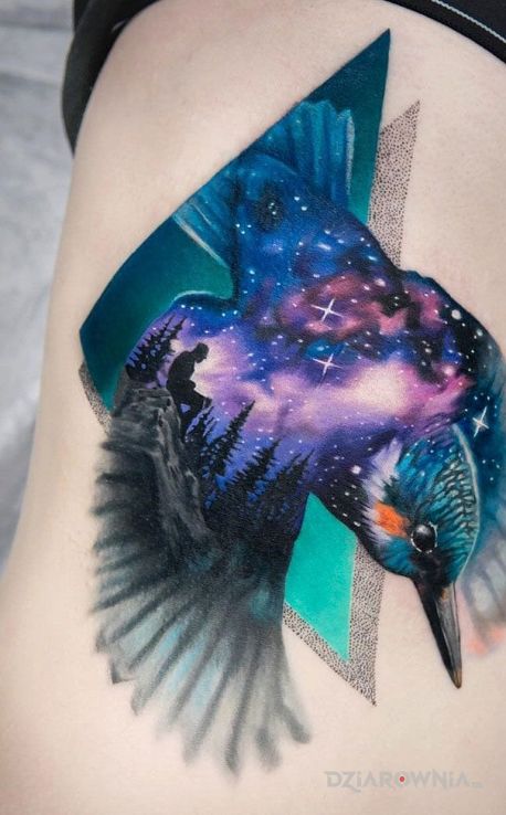 Tatuaż kosmos w ptaku w motywie 3D i stylu realistyczne na żebrach