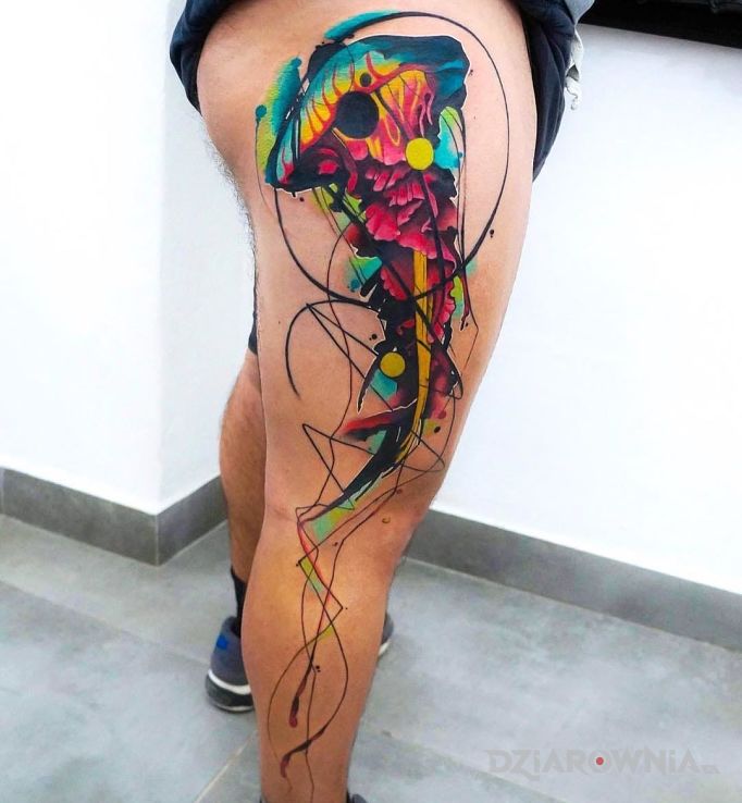 Tatuaż meduza w motywie kolorowe na nodze