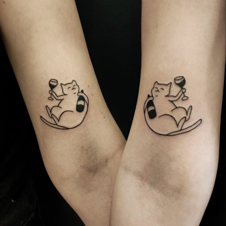 Tatuaż  dla przyjaciółek koty z winem w motywie seksowne i stylu graficzne / ilustracyjne na przedramieniu