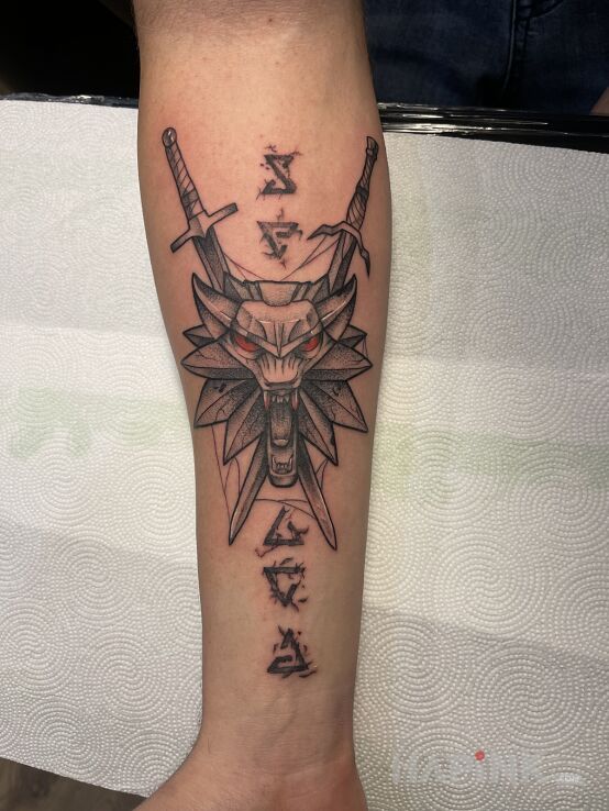 Tattoo Amulet wiedźmin oraz znaki in animals motif and graphic / illustrative style on the forearm