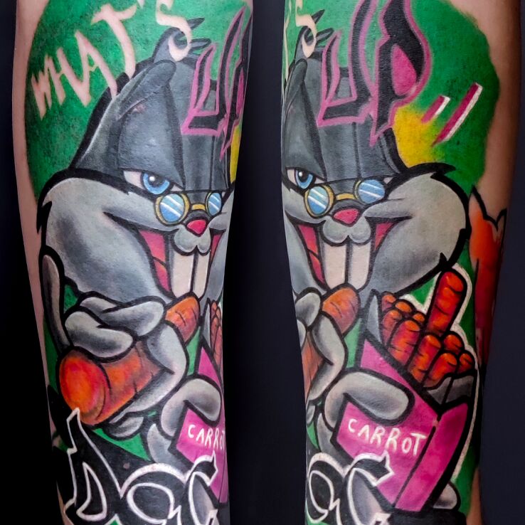 Tatuaż  na przedramieniu królik bugs w motywie kolorowe i stylu watercolor na przedramieniu
