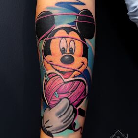Tatuaż Tatuaż na przedramieniu myszka mickey szydełko na przedramieniu motyw: kolorowe styl: kreskówkowe / komiksowe