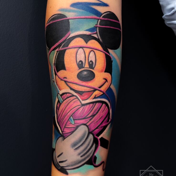 Tatuaż  na przedramieniu myszka mickey szydełko w motywie postacie i stylu kreskówkowe / komiksowe na przedramieniu