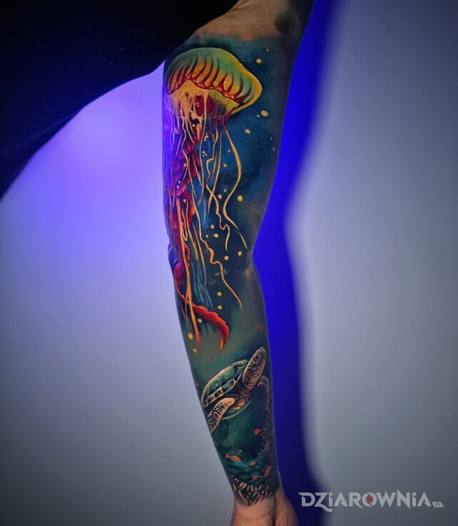 Tatuaż kolorowy rękaw w morskiej tematyce w motywie kolorowe i stylu biały tusz na ręce