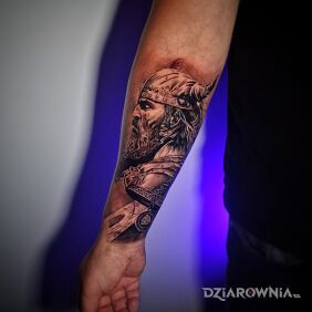 Tatuaż Wiking na przedramieniu na ręce motyw: czarno-szare styl: realistyczne