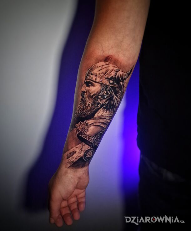 Tatuaż wiking na przedramieniu w motywie 3D i stylu realistyczne na ramieniu