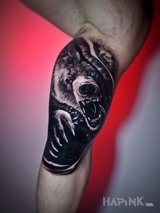 Tattoo Niedzwiedz na bicepsie in black and gray motif and realistic style On the arm