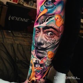 Tatuaż Szalony Salvador na nodze motyw: kolorowe styl: surrealistyczne