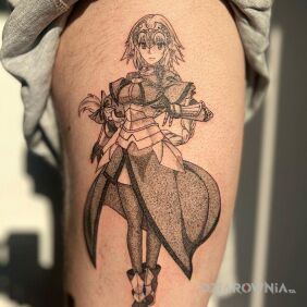 Tatuaż Joanna d'Arc z Fate/Apocrypha na udzie motyw: postacie styl: kaligrafia