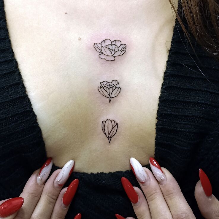 Tatuaż  kwiaty między piersiami w motywie kwiaty i stylu szkic na klatce