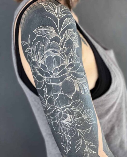 tatuaż na ramieniu blackout kwiaty