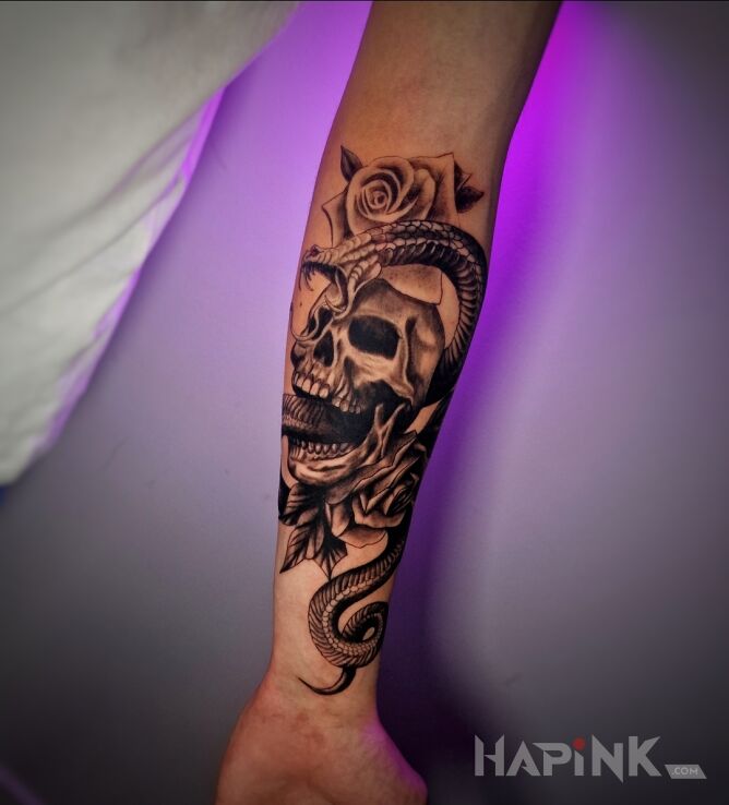 Tattoo Czaszka, róża i wąż na przedramieniu in animals motif and realistic style On the arm