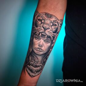 Tatuaż Kobieta i tygrys na przedramieniu na ręce motyw: czarno-szare styl: realistyczne