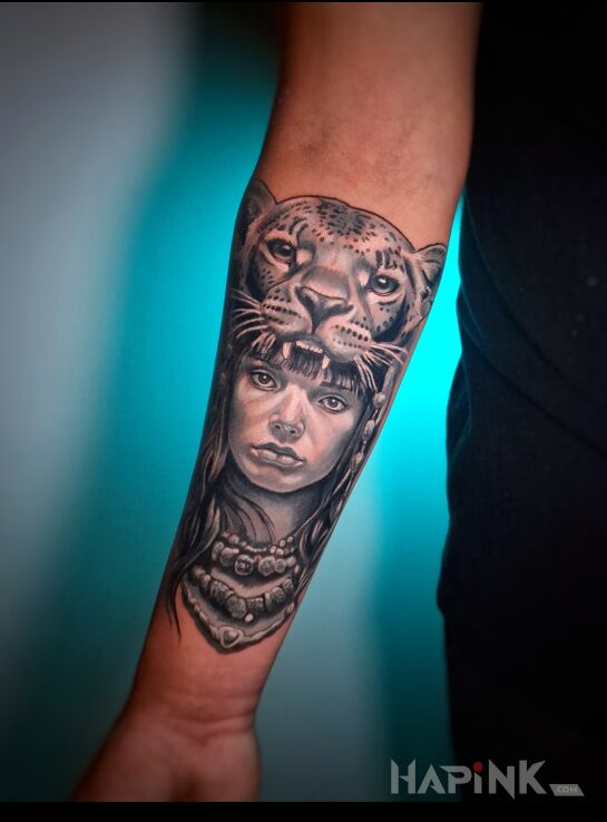 Tattoo Kobieta i tygrys na przedramieniu in black and gray motif and realistic style on the forearm