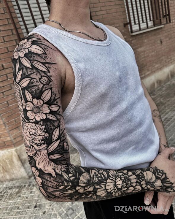 Tatuaż rękaw jakby maźnięty węglem w motywie rękawy i stylu graficzne / ilustracyjne na ramieniu