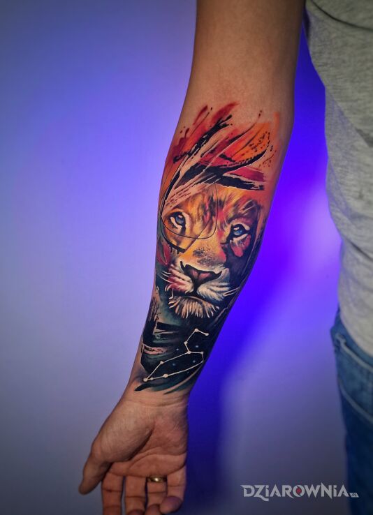 Tatuaż kolorowy lew wykonany w akwarelowej stylistyce w motywie postacie i stylu realistyczne na ręce