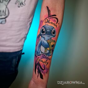 Tatuaż Kolorowy tatuaż Stitcha na przedramieniu na ręce motyw: postacie styl: kreskówkowe / komiksowe