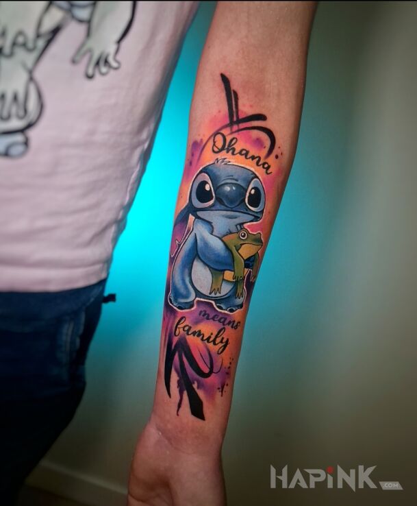 Tattoo Kolorowy tatuaż Stitcha na przedramieniu in colorful motif and Watercolor style On the arm
