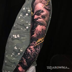 Tatuaż Gromowładny Zeus na przedramieniu motyw: czarno-szare styl: realistyczne