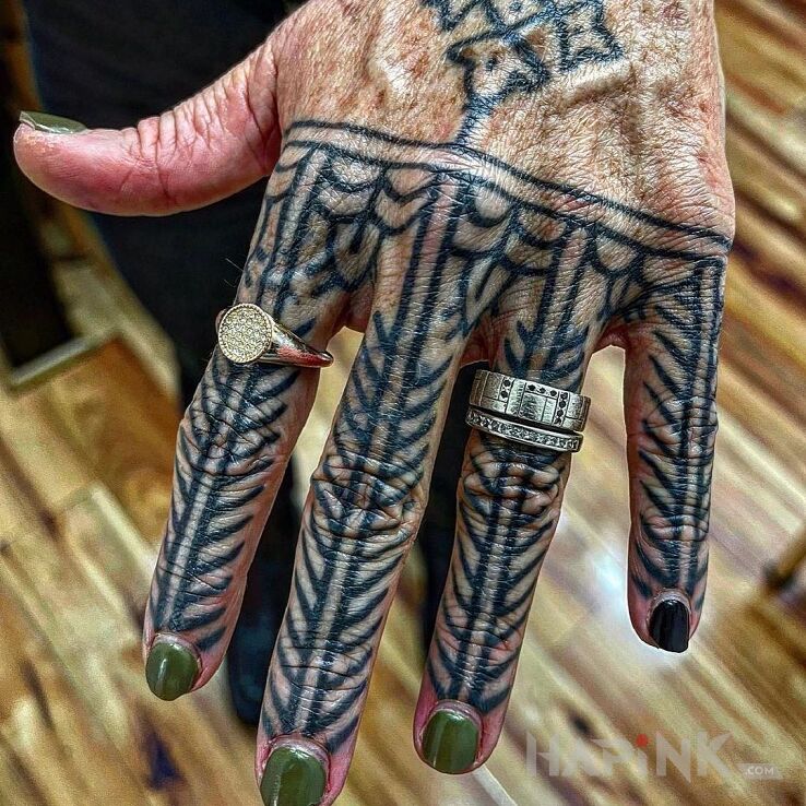 Tattoo Starzenie się tatuaży in ornaments motif on the hand