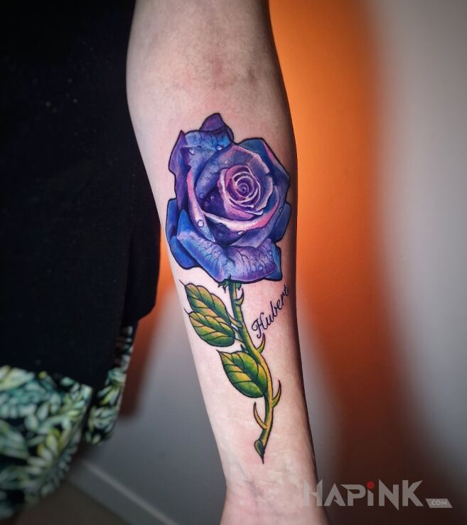 Tattoo Kolorowa róża na przedramieniu in colorful motif and realistic style On the arm