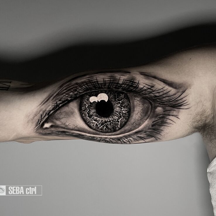 Tatuaż oko w motywie pozostałe i stylu realistyczne na bicepsie