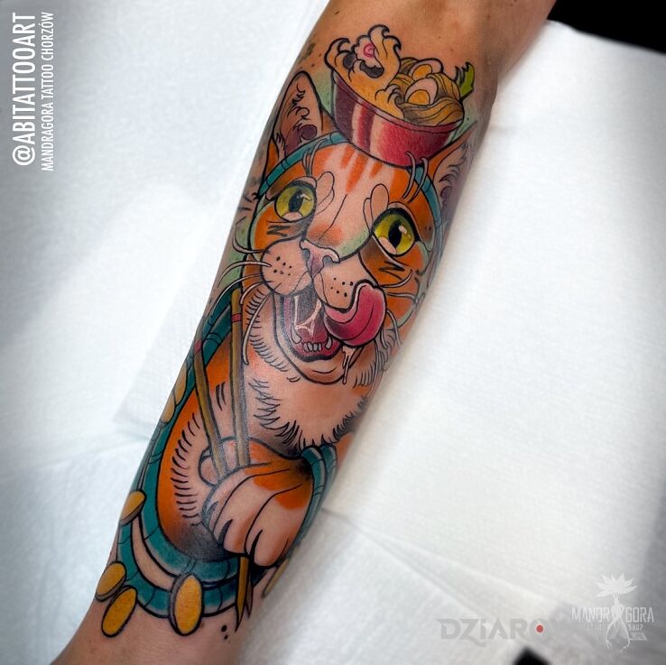 Tatuaż kot z ramenem w motywie zwierzęta i stylu neotradycyjne na przedramieniu