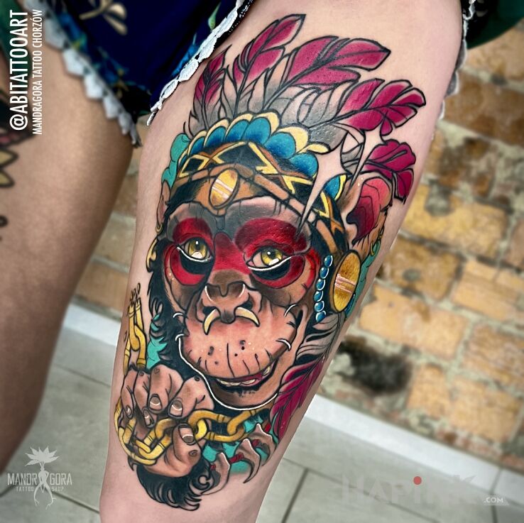 Tattoo Szympans w pióropuszu in colorful motif and neo-traditional style on the thigh