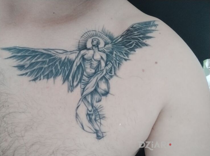 Tatuaż upadły anioł w motywie anioły i stylu realistyczne na klatce