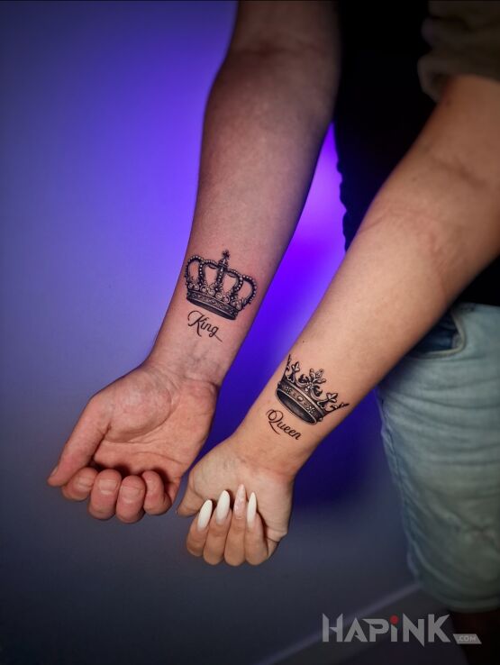 Tattoo Korony King Queen parny tatuaż in lettering motif and realistic style on the forearm