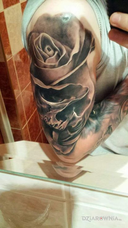 Tatuaż róże i czaszka w motywie kwiaty na ramieniu