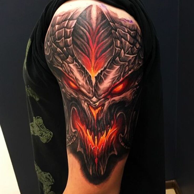 Tatuaż  na ramieniu diablo w motywie kolorowe i stylu surrealistyczne na ramieniu