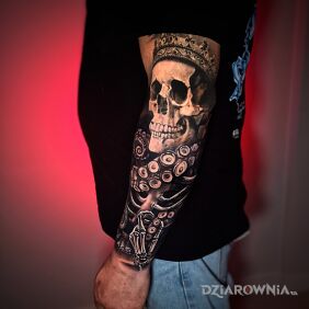 Tatuaż Czaszka i ośmiornica motywy mroczne na przedramieniu motyw: mroczne styl: realistyczne