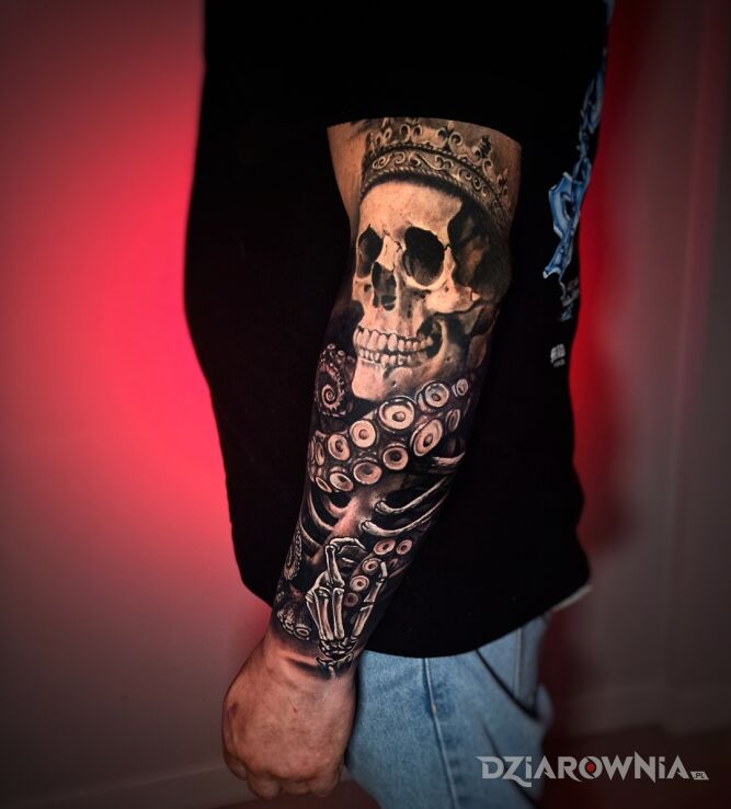 Tatuaż czaszka i ośmiornica motywy mroczne w motywie rękawy i stylu realistyczne na nadgarstku