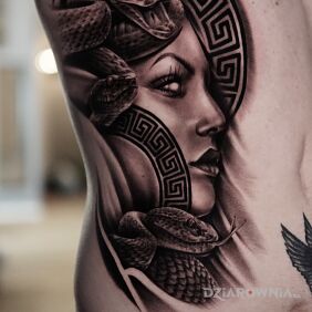 Tatuaż Medusa na żebrach motyw: fantasy styl: realistyczne