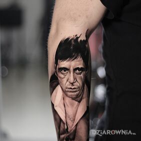 Tatuaż Tony Montana na ręce motyw: postacie styl: realistyczne