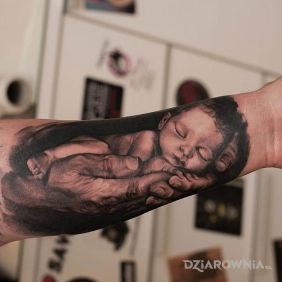 Tatuaż Dziecko na przedramieniu motyw: 3D styl: realistyczne