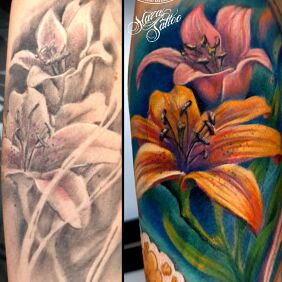 Tatuaż Full color tattoo kwiaty cover na bicepsie motyw: florystyczne styl: realistyczne